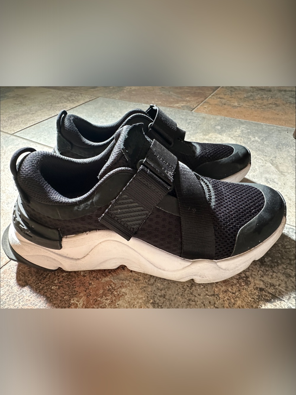 Women’s Kinetic Velcro RNEDG strap tennis shoes